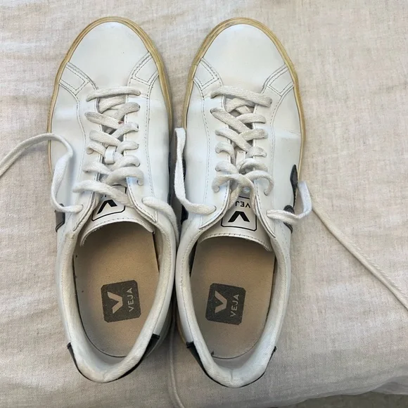 Veja Sneakers - Picture 1 of 5